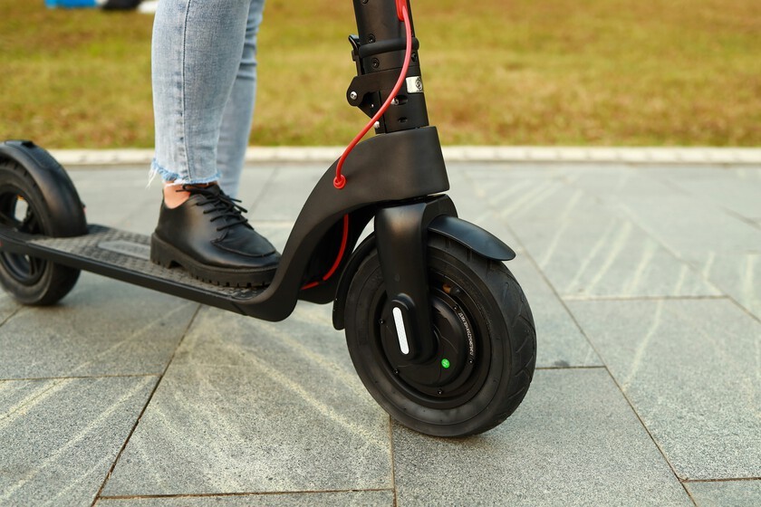 Patinete eléctrico modificado huye a 104 km/h en Benidorm
