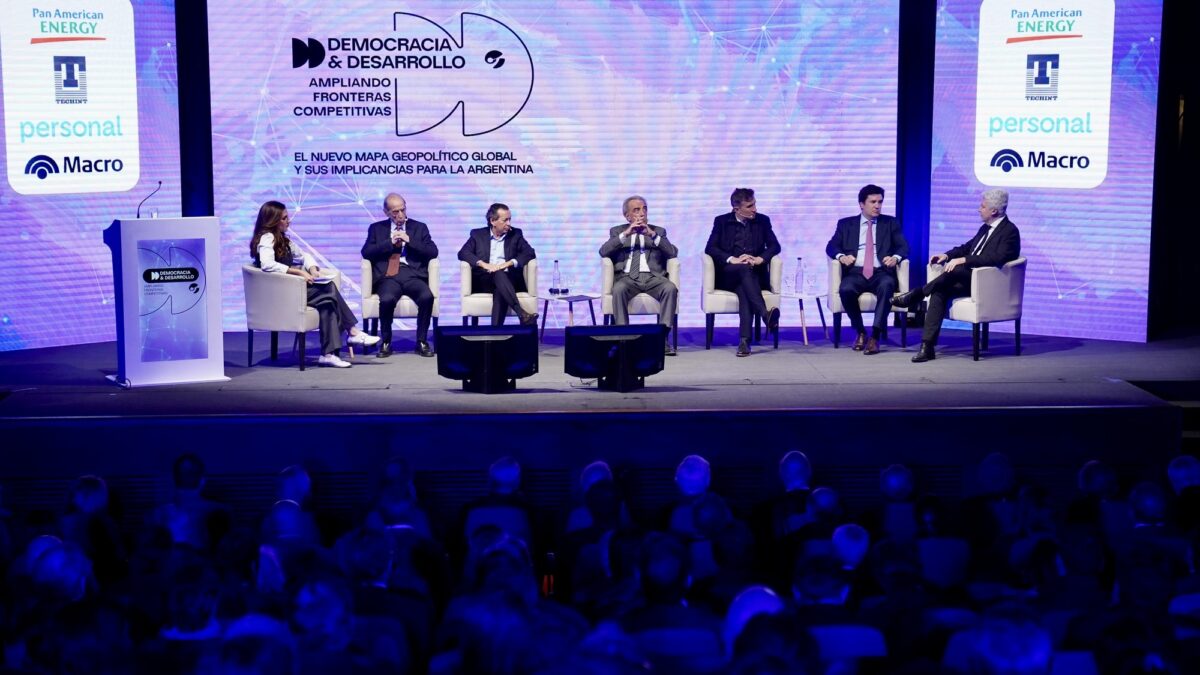 Economistas proponen abrir mercados y reducir costos para mejorar competitividad