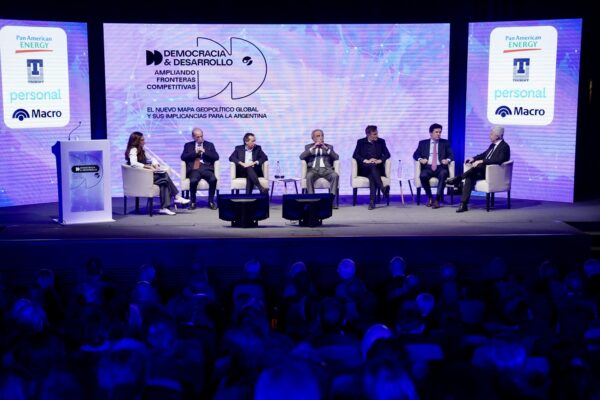 Economistas proponen abrir mercados y reducir costos para mejorar competitividad