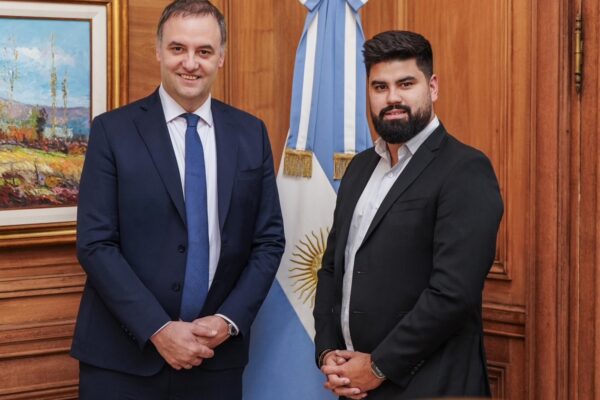 Adorni reemplazó a su segundo en Comunicación por vínculo con Santiago Caputo