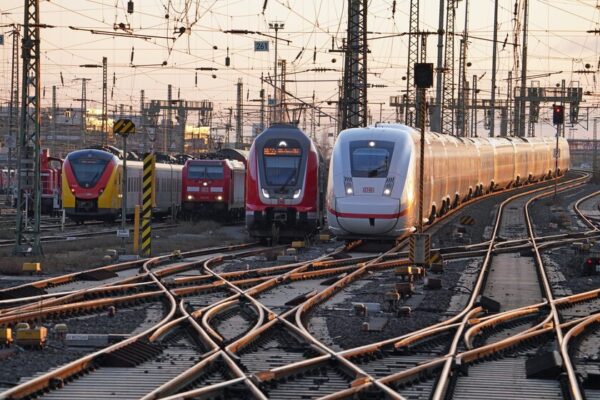 Fallo en sistema de comunicación paraliza trenes alemanes por más de dos horas