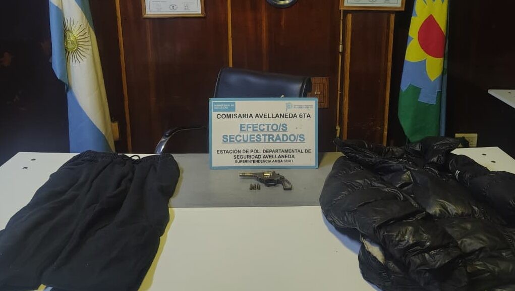 Allanamiento en Avellaneda: detenido y revólver secuestrados tras robo de moto