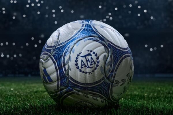 La nueva pelota oficial argentina inspirada en el Mundial 86 se llama Argentum Gambeta
