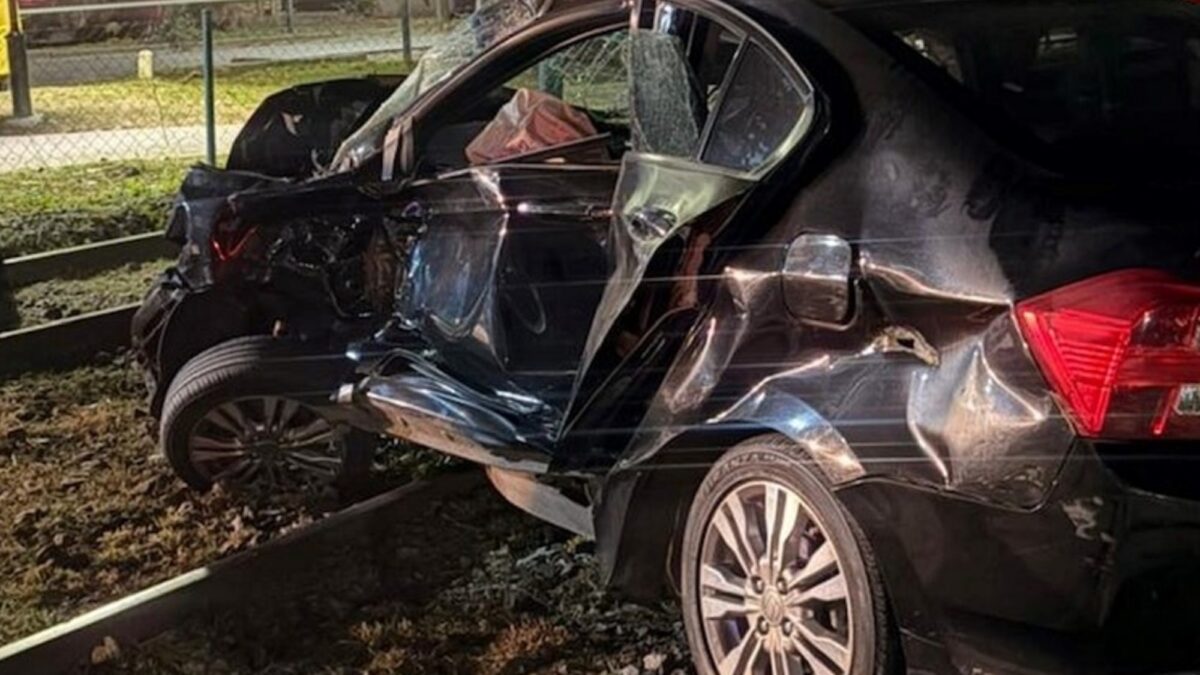 Auto de Ernestina Pais quedó destruido tras impacto con tren