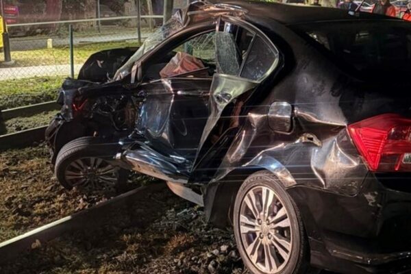 Auto de Ernestina Pais quedó destruido tras impacto con tren