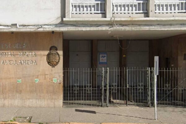 Atacó a golpes a una adolescente en la escuela