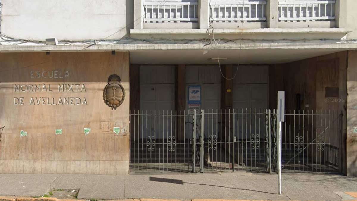 Atacó a golpes a una adolescente en la escuela