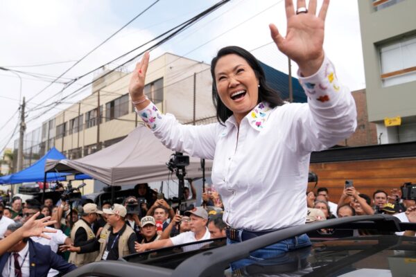 Fujimori lidera balotaje en Perú con ventaja de 40 mil votos