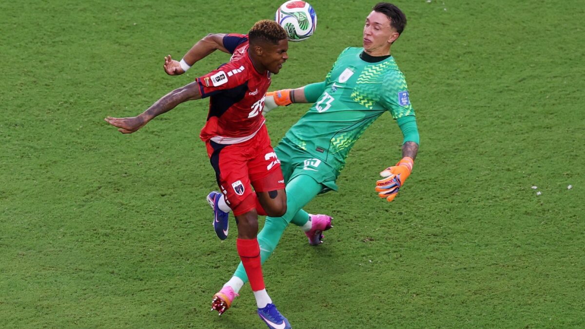 Bielsa se desespera: error de Muslera costó empate a Cabo Verde