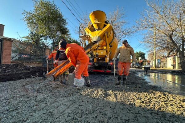 Brown avanza con obras de pavimentación y bacheo en barrios del distrito