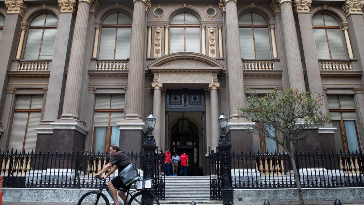 Cerca de 1,4 millón de argentinos compraron dólares en mayo por más de 2.200 millones