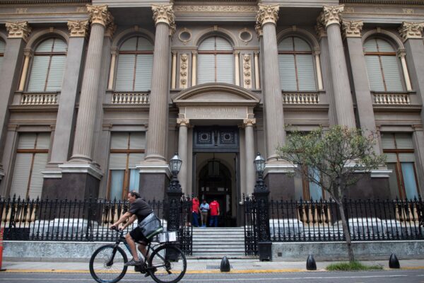 Cerca de 1,4 millón de argentinos compraron dólares en mayo por más de 2.200 millones