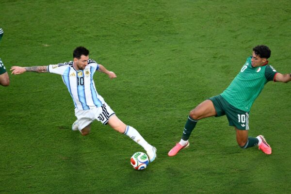 Comentaristas mexicanos y españoles enfurecidos con Messi: dicen que tendría que haber sido echado y juega "con fueros"