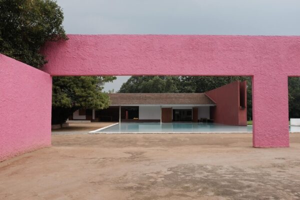 Un arquitecto mexicano usó pintura para enfriar casas sin aire acondicionado