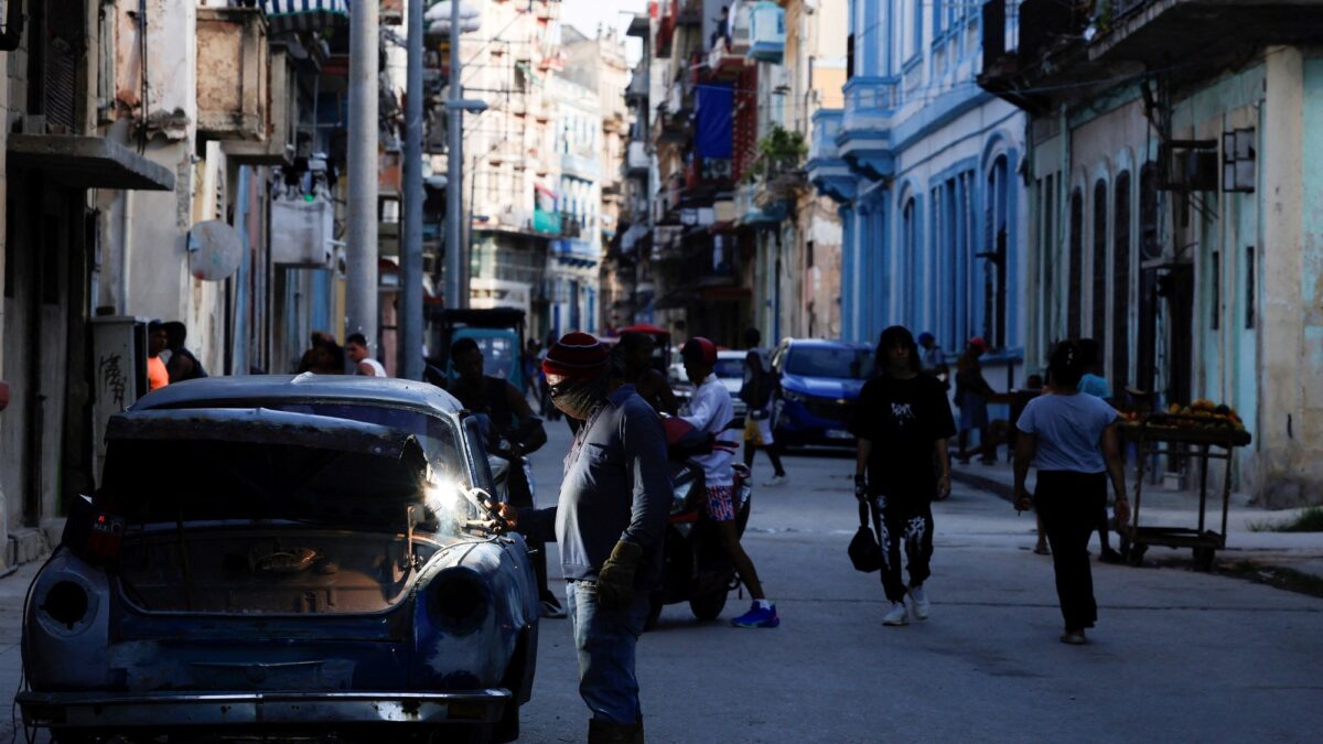 Cuba abriéndose a la economía, pero depende del apoyo estadounidense para que el cambio funcione