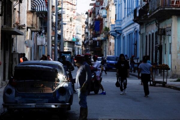 Cuba abriéndose a la economía, pero depende del apoyo estadounidense para que el cambio funcione