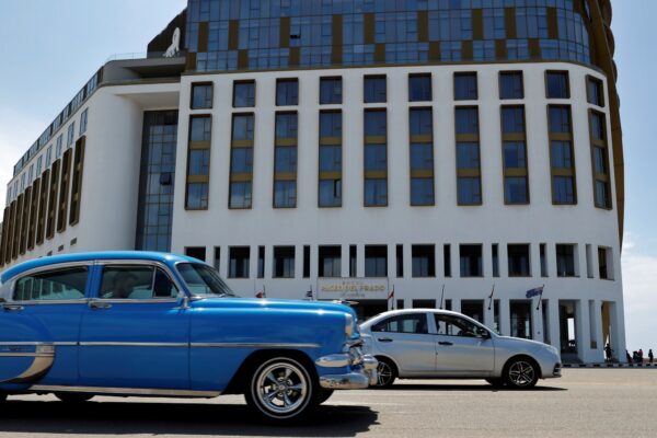 Cuba anuncia reformas económicas para liberalizar turismo y comercio