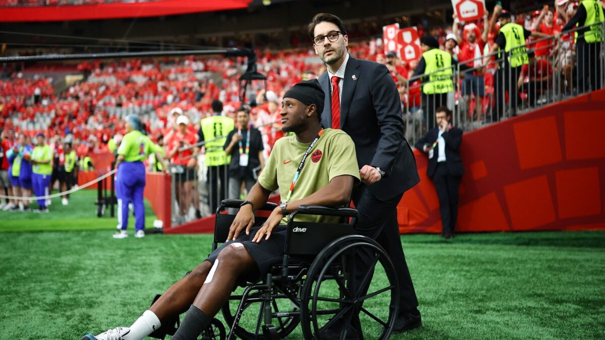 Ismael Koné regresa en silla de ruedas tras grave lesión en Mundial