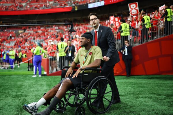 Ismael Koné regresa en silla de ruedas tras grave lesión en Mundial