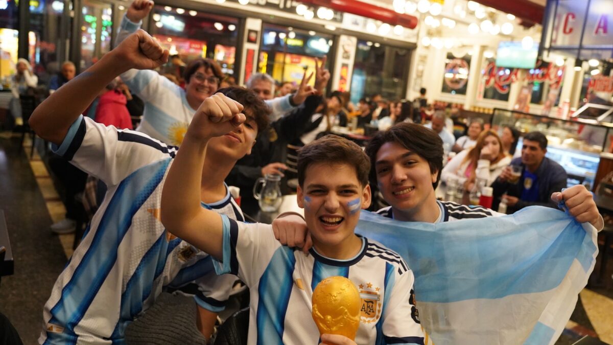 Argentina vuelve a jugar en mercados tras Mundial exitoso