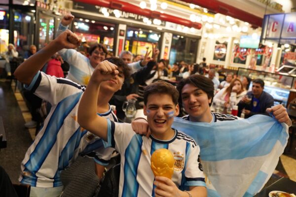 Argentina vuelve a jugar en mercados tras Mundial exitoso