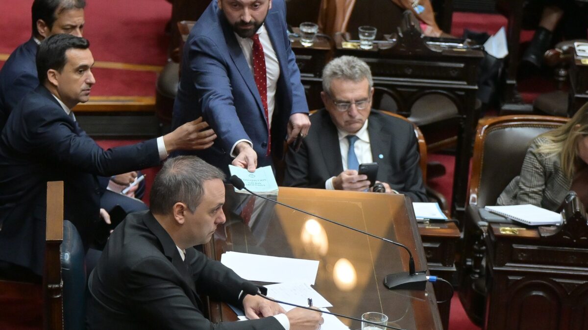 Reacciones de la oposición a la renuncia de Adorni: «FIN» y referencias a viejos mensajes