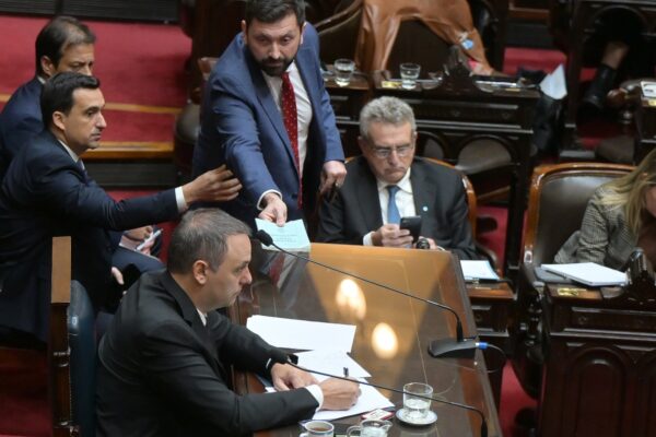 Reacciones de la oposición a la renuncia de Adorni: "FIN" y referencias a viejos mensajes