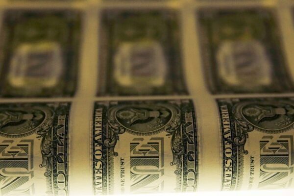 Dólar blue cierra en $1475: sube 24% en el año