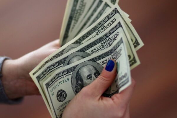 Dólar blue sube un 6% en junio y alcanza $1495