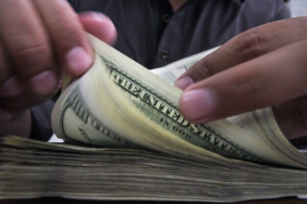 Dólar oficial y blue cotizan hoy a $1400 y $1430
