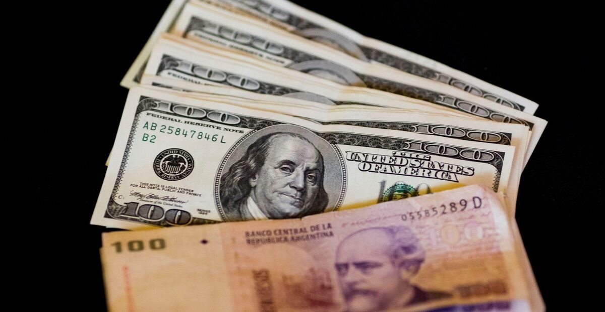 Dólar oficial y blue cotizan a $1410 y $1455 hoy