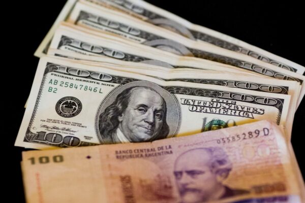 Dólar oficial y blue cotizan a $1410 y $1455 hoy