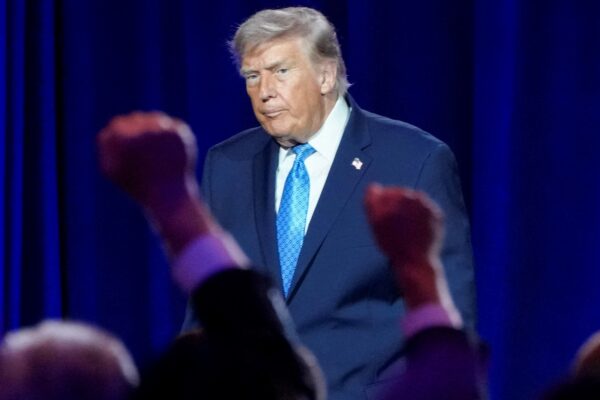 Trump amenaza con aranceles del 100% a UE si impone impuesto digital