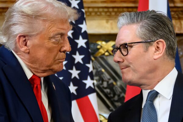 Trump asegura Starmer renunciará y criticó gestión en temas clave