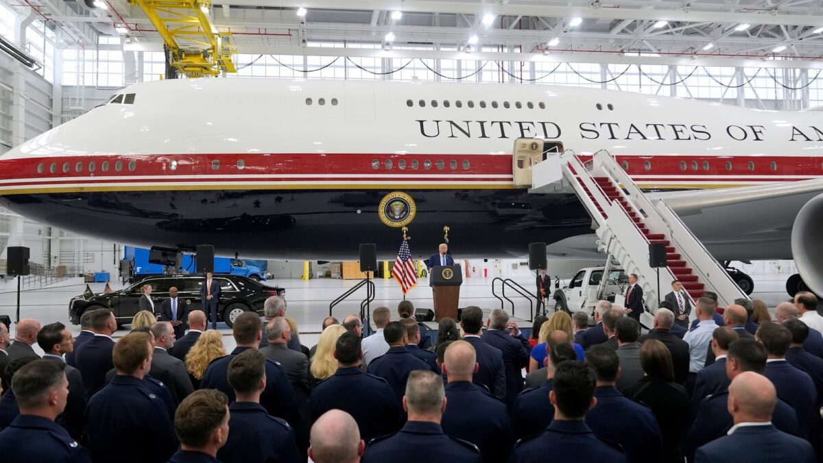 Trump presentó nuevo Air Force One tras viejo sueño