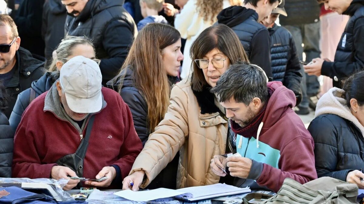 Este sábado se llenan álbumes en parque central de Lanús