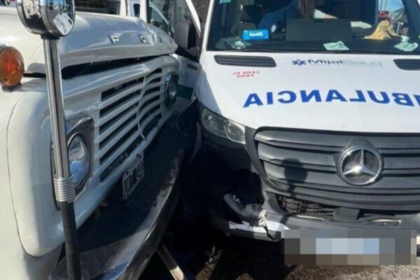 Choque entre ambulancia y camión deja dos heridos en Longchamps