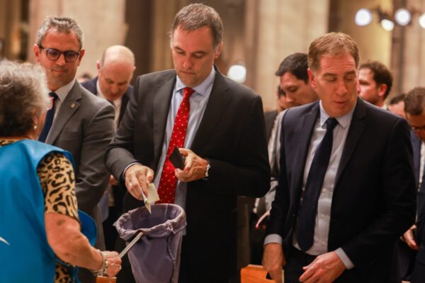Gobierno oficializó salida de Adorni y designó a Santilli como jefe de Gabinete