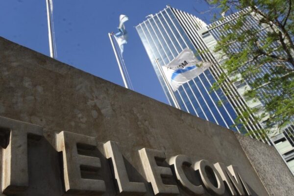 Gobierno impone desinversión de 6 millones de clientes en operación Telefónica
