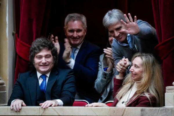 Gobierno suma "compre nacional" al Super RIGI y apura pago a fondos buitre