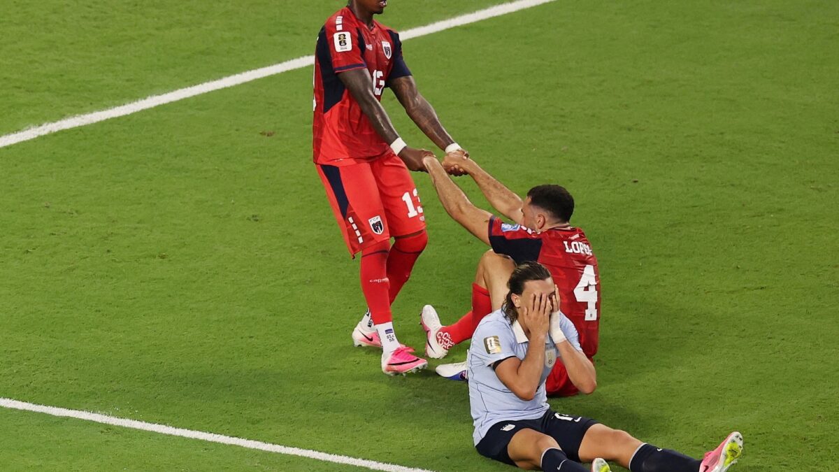 Uruguay empató 2-2 con Cabo Verde y complicó su clasificación