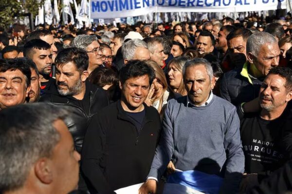 Kicillof enfrenta presión para participar en marcha por CFK