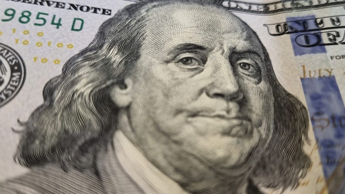 Dólar minorista se estabiliza cerca de $1.500 tras cinco semanas de alzas