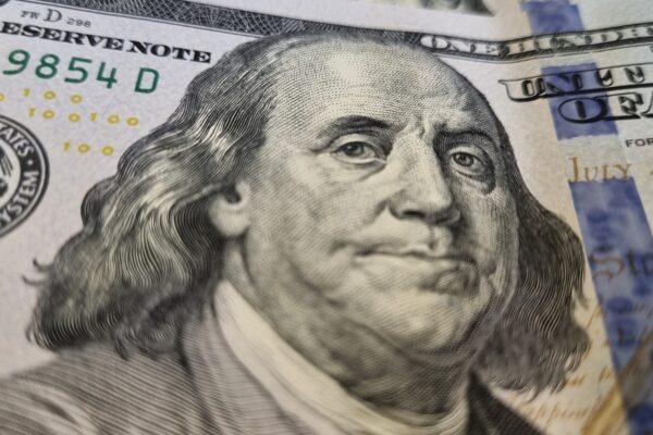 Dólar minorista se estabiliza cerca de $1.500 tras cinco semanas de alzas
