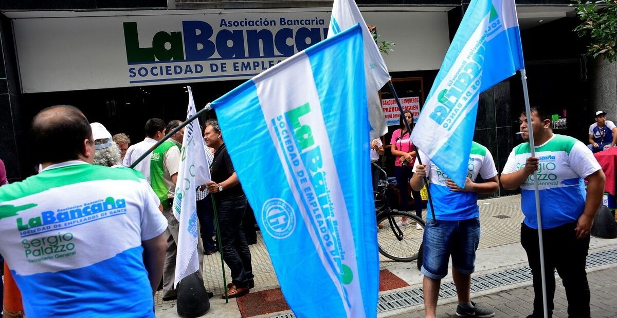 Empleo registrado baja 0,3% en marzo: 40.900 menos que un año atrás