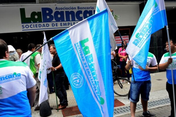 Empleo registrado baja 0,3% en marzo: 40.900 menos que un año atrás