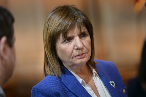 Oficialismo enfrenta debate en Senado con interpelación de Adorni