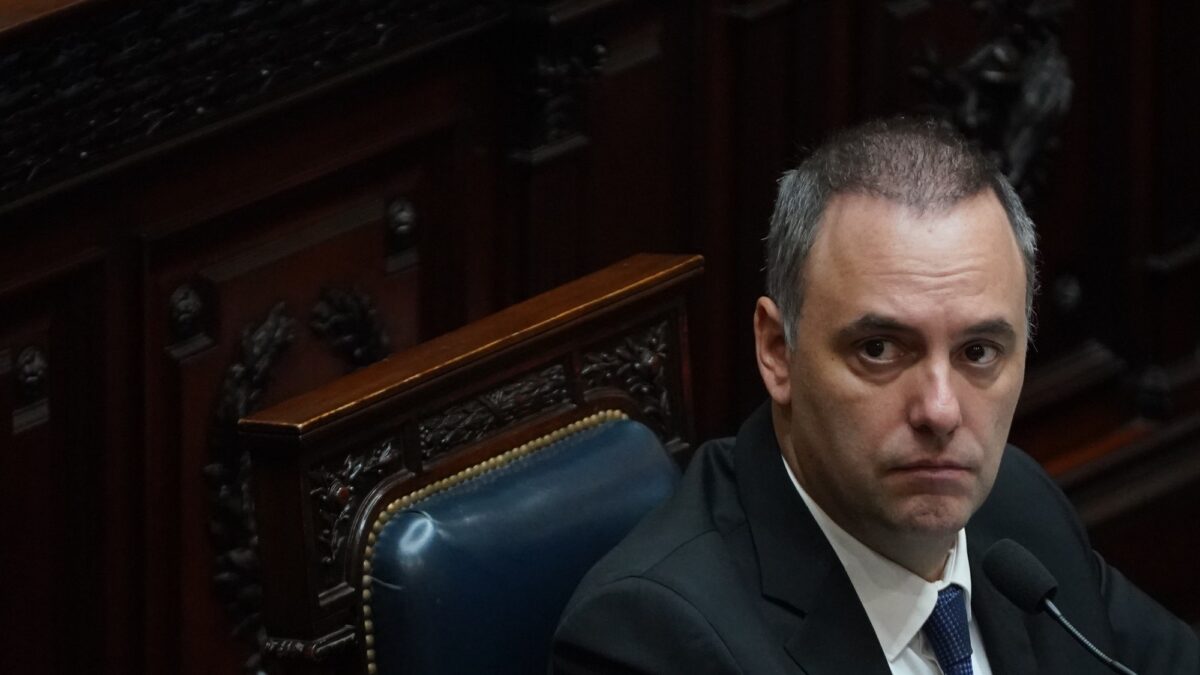 Peronismo busca interpelar a Adorni y temen su remoción
