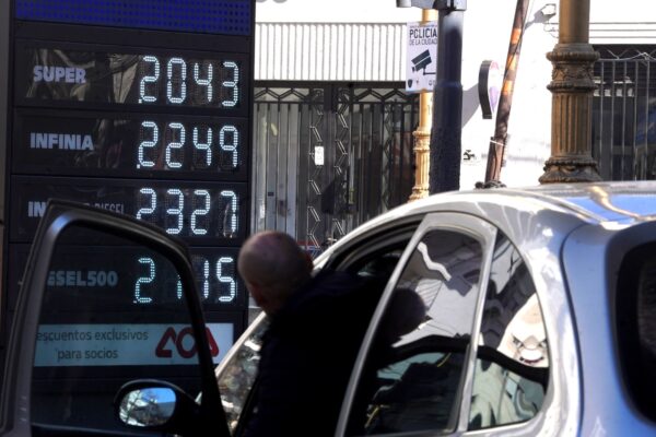 Petróleo vuelve a preguerra: por qué la nafta no baja y efectos en dólar e inflación