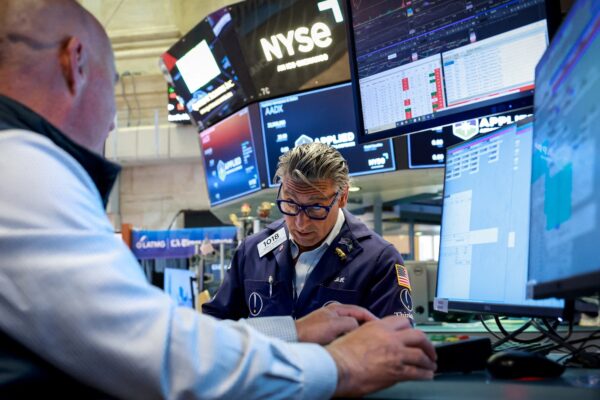 Riesgo país cae a niveles más bajos en ocho años